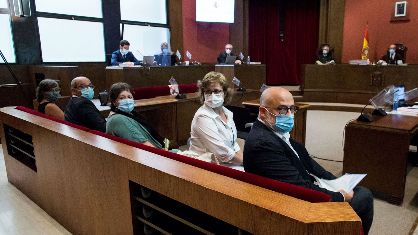 Lluis Corominas (d), Anna Simó (2d), Ramona Barrufet (c), y Lluís Guinó (2i), junto a la exdiputada de la CUP Mireia Boya (i), durante el comienzo del juicio. (EFE)