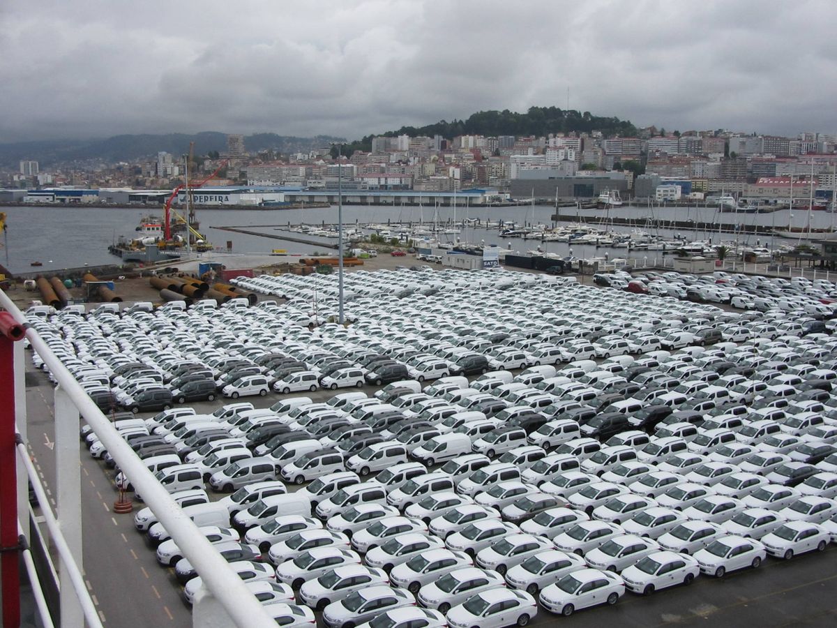 Foto: Vehículos a la espera de ser distrubuídos del Grupo PSA en Vigo. 