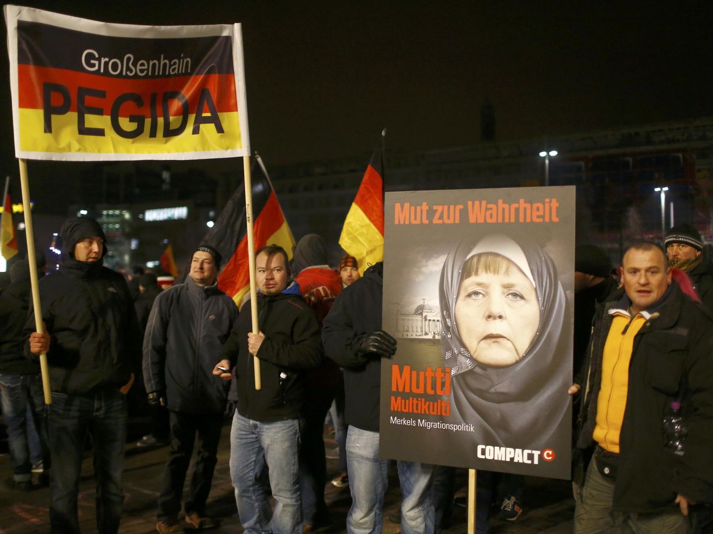 Miembros de Pegida se manifiestan contra Angela Merkel en Leipzig (Reuters).