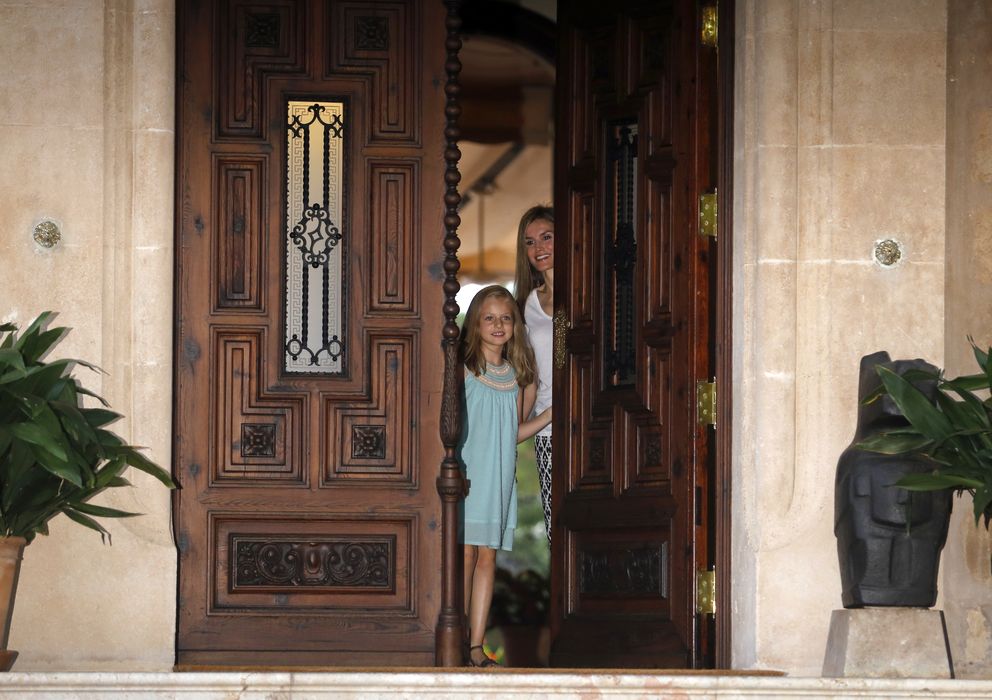 Foto: La Princesa Leonor y su madre, durante un posado en el Palacio de Marivent (Reuters)
