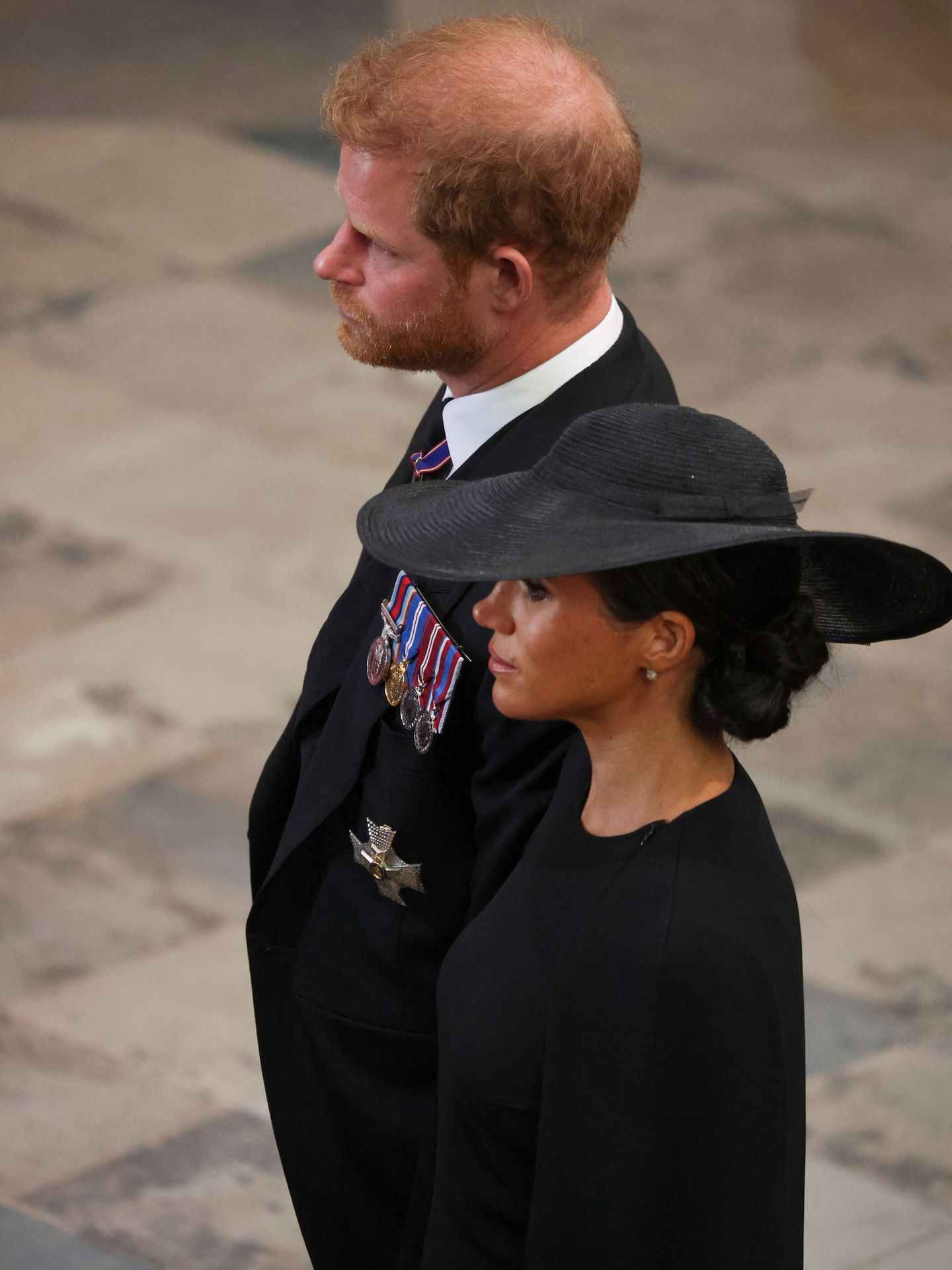 Meghan Markle, con los pendientes de perlas y diamantes que le regaló Isabel II antes de casarse. (Reuters/Pool/Phil Noble)