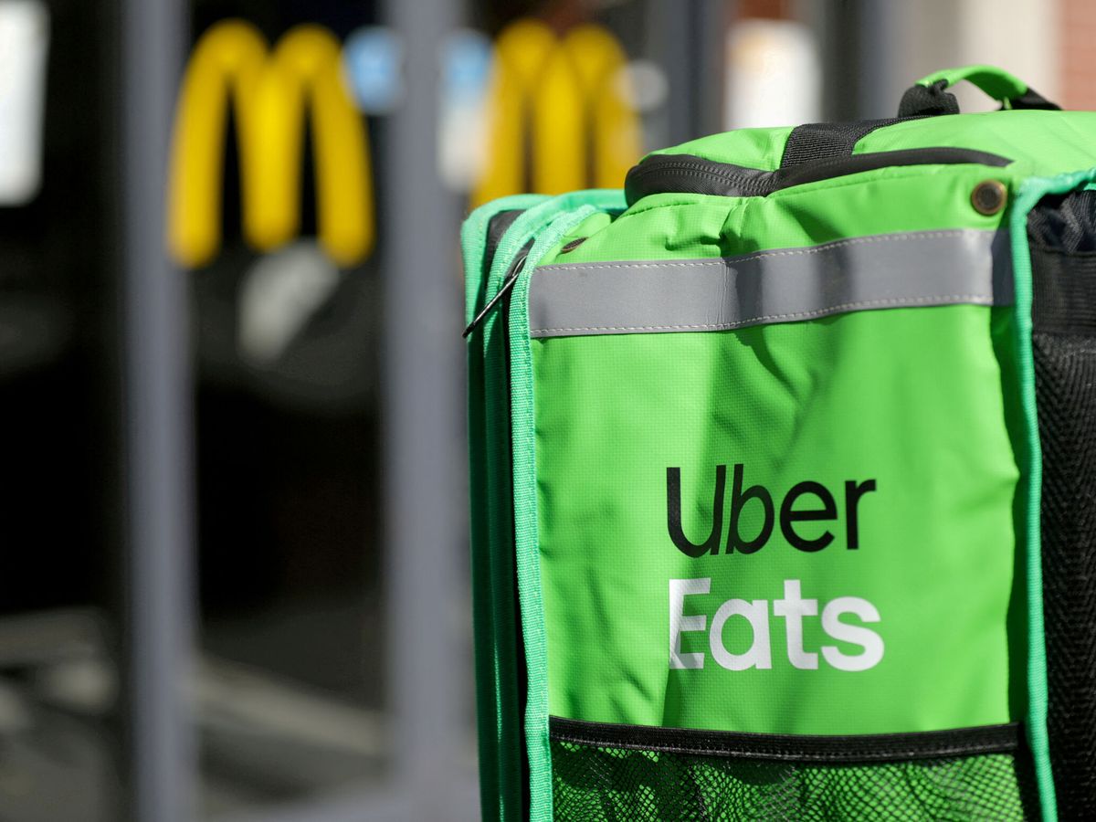 Foto: Mochila para repartir de Uber Eats. (Reuters/Piroschka van de Wouw)