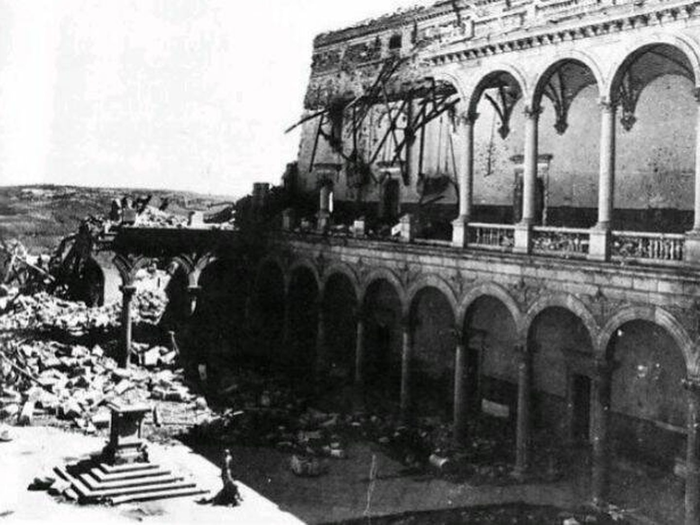 El patio del Alcazar de Toledo derruido por las bombas.
