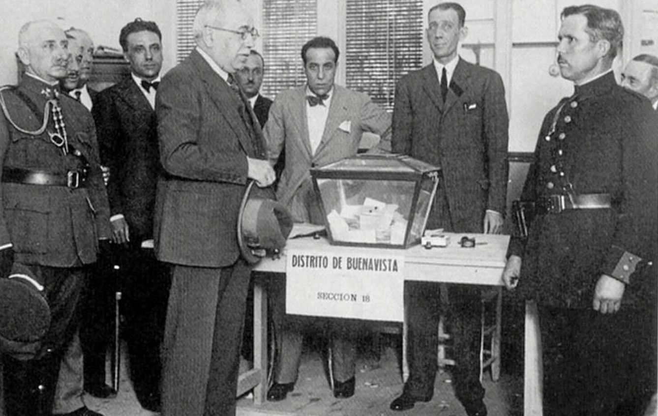 Azaña votando en 1936. 