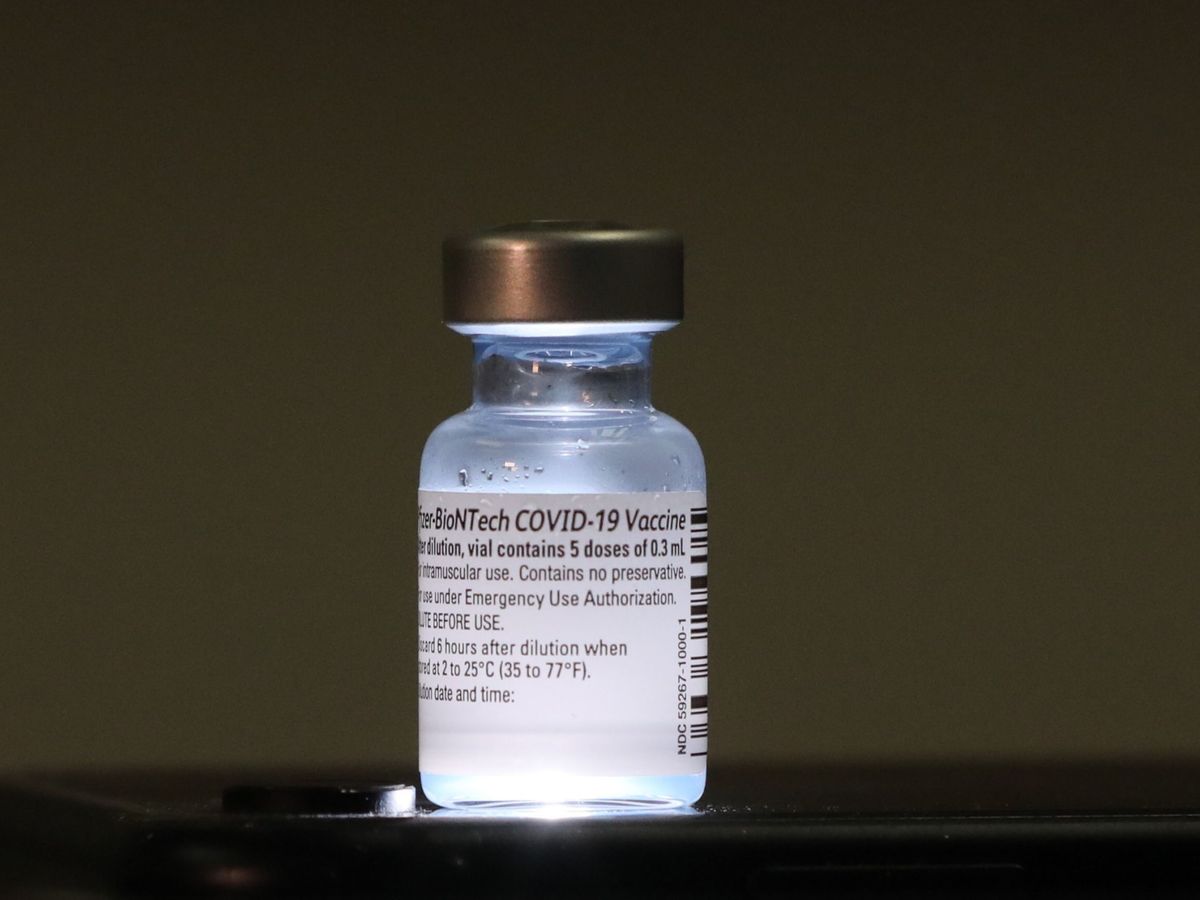 Foto: La vacuna de Pfizer comenzará a circular esta semana en Europa. (EPA)