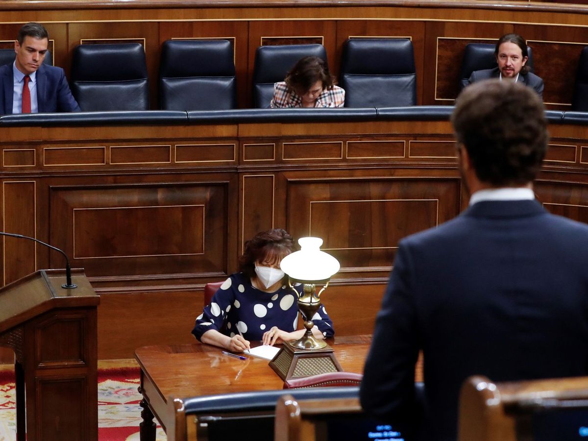 Foto: El presidente del Gobierno, Pedro Sánchez, escucha la intervención del líder del PP, Pablo Casado. (EFE)