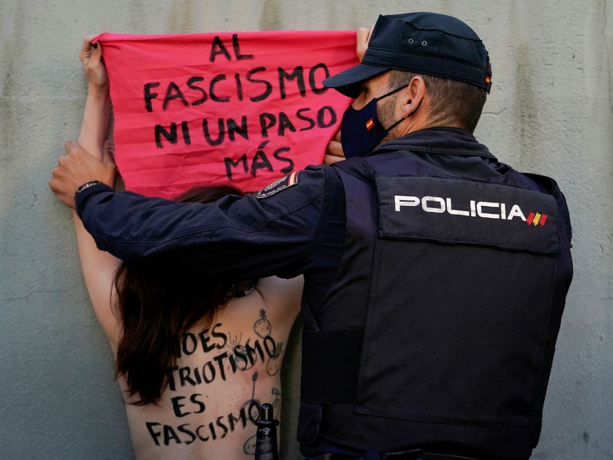Foto: Una de las activistas de Femen reducida por la Policía Naciona. (Reuters)