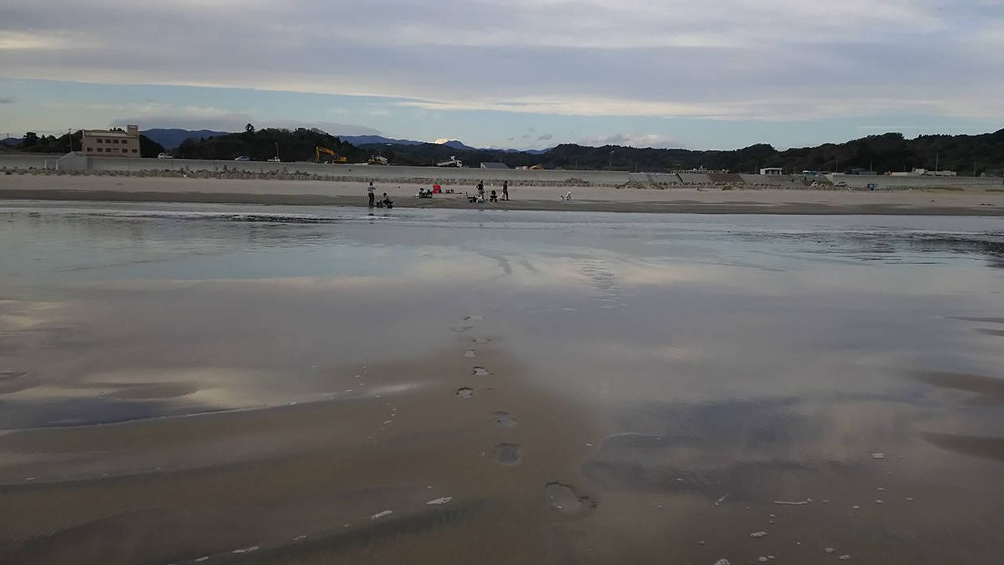 Los investigadores analizan la arena de una de las playas (Souichiro Teriyaki / Kanazawa University)