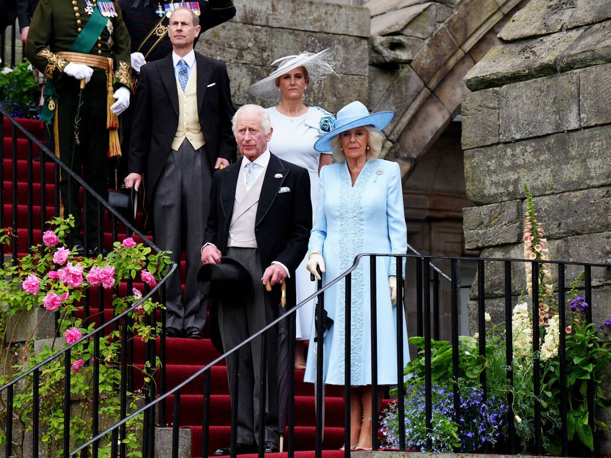 Foto: Los reyes Carlos y Camila con los duques de Edimburgo, en Escocia. (Gtres)
