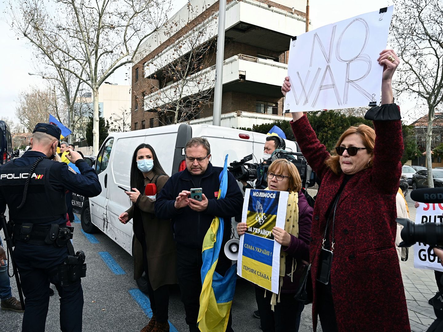 Varias personas protestan este jueves a las puertas de la embajada de Rusia, en Madrid. (EFE/Fernando Villar)