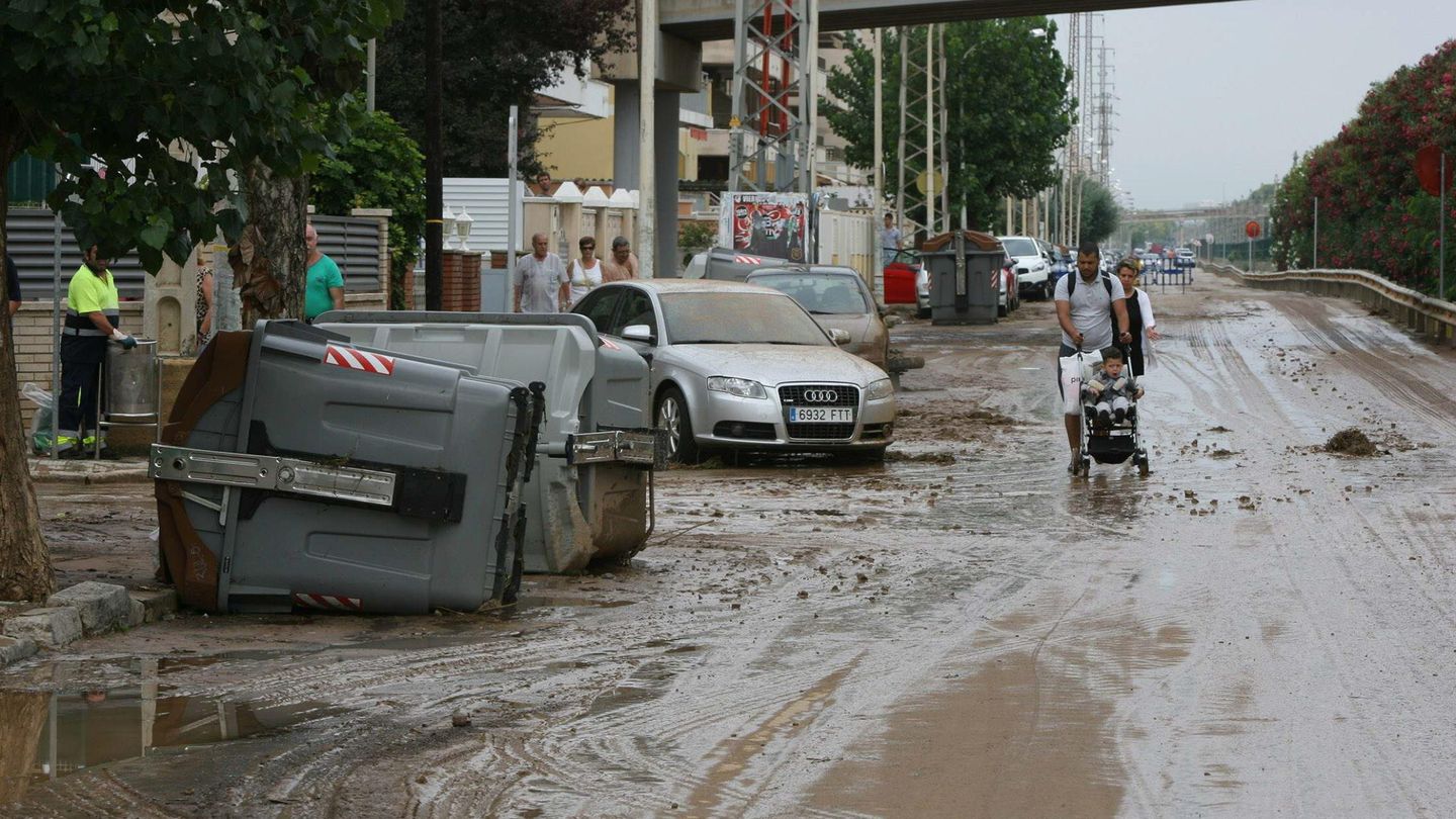 Aspecto de una calle de Segur de Calafell, Tarragona, una de las localidades más afectadas por la lluvia.