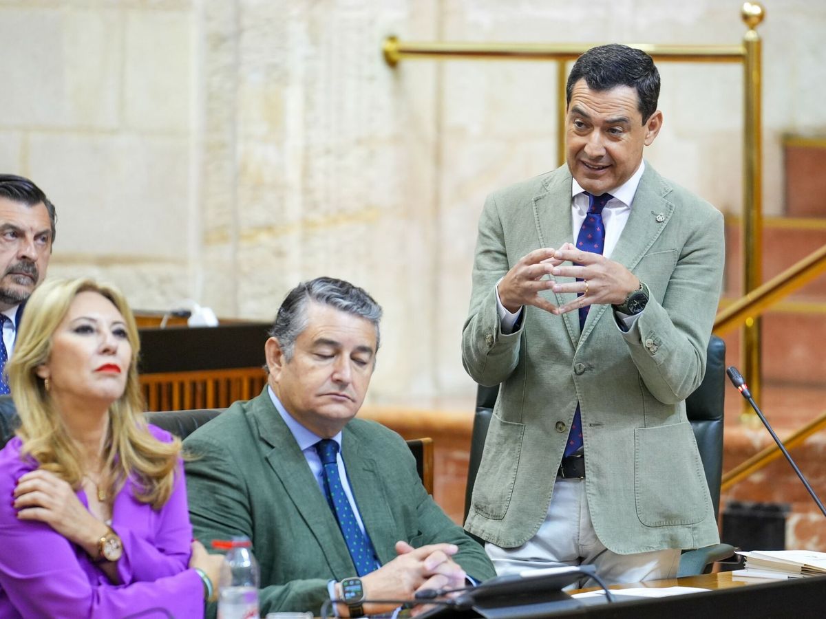 Foto: Juanma Moreno, en el Parlamento junto a Carolina España, la nueva portavoz, y Antonio Sanz. (Europa Press / Francisco J. Olmo)