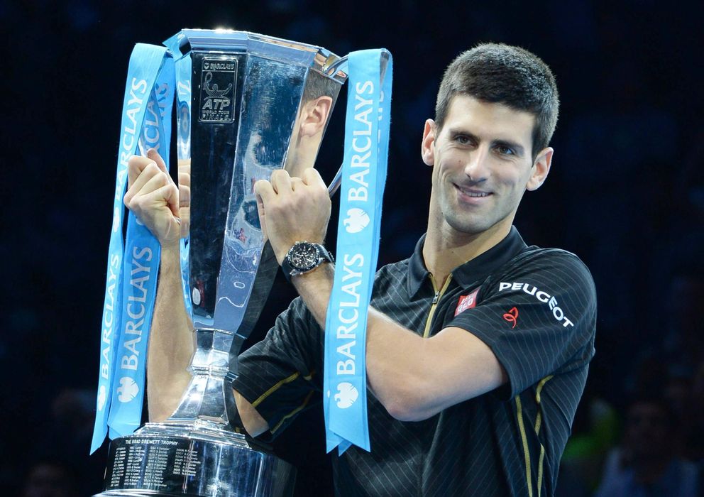 Foto: Novak Djokovic, con el título del campeón del Masters de Londres.