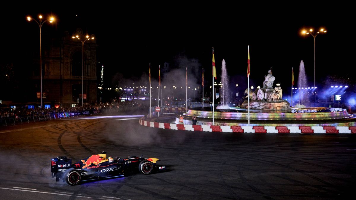 El 'show' de Red Bull en Cibeles: Pérez desatado y una intrahistoria con el GP de Madrid de fondo