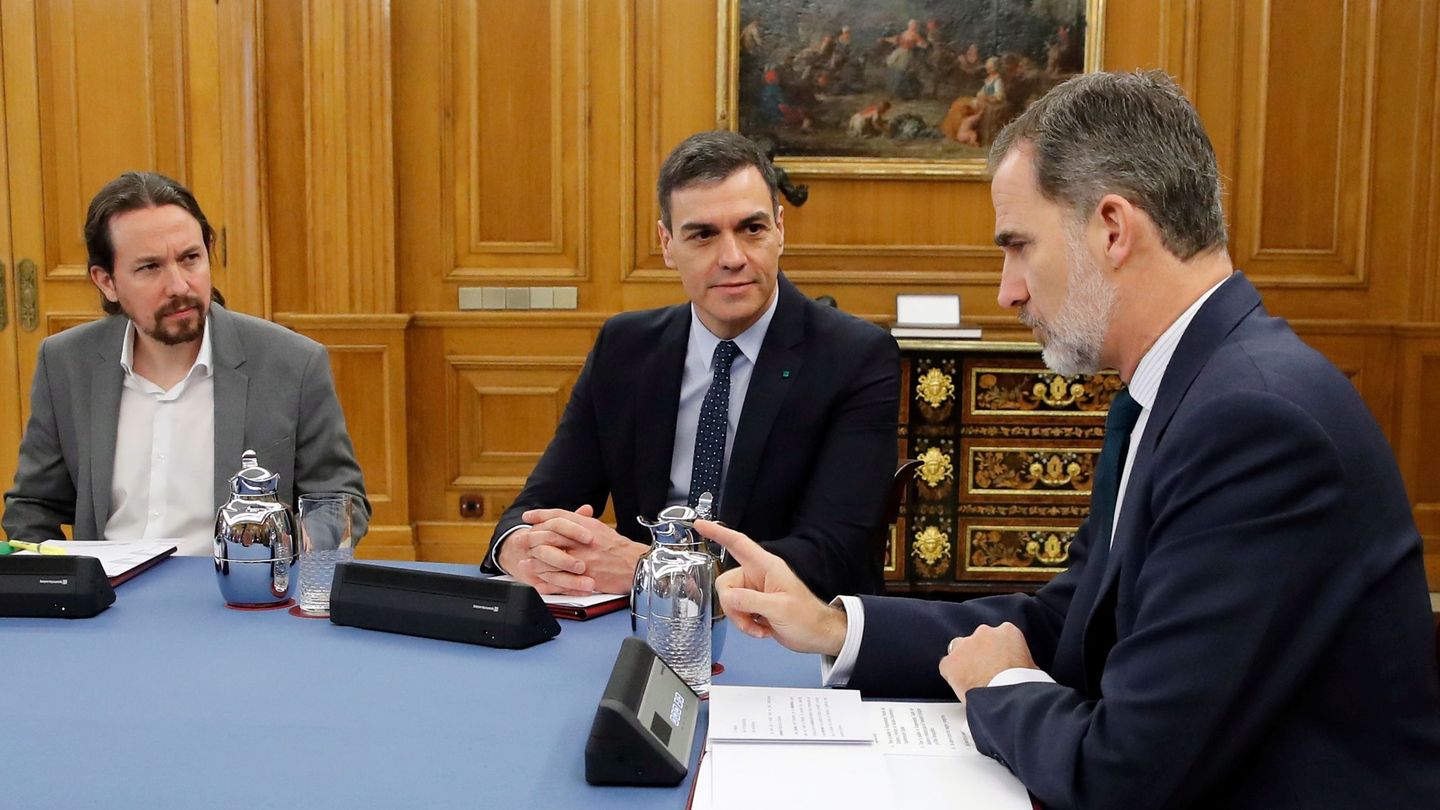 El rey Felipe conversa con el presidente del Gobierno, Pedro Sánchez, y el vicepresidente, Pablo Iglesias. (EFE)