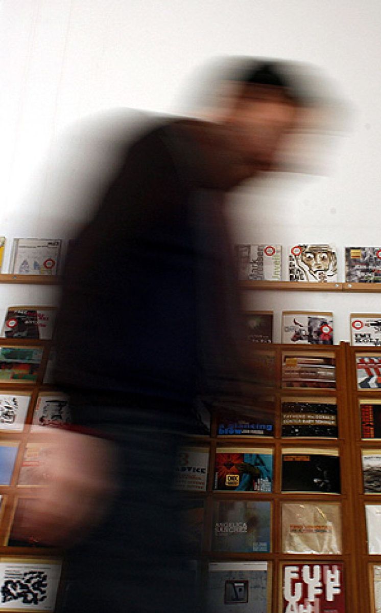 Foto: ¿Sigue alguien comprando discos? Las ventas caen un 30% en España