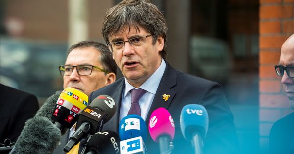 Foto: El expresidente de la Generalitat Carles Puigdemont (c) hace una declaración a la prensa a las puertas de la prisión de Neumünster, Alemania. (EFE)