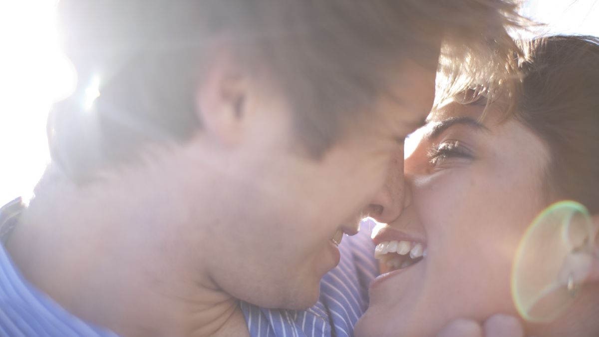Técnicas para un beso perfecto: del francés al eléctrico pasando por el beso del vacío