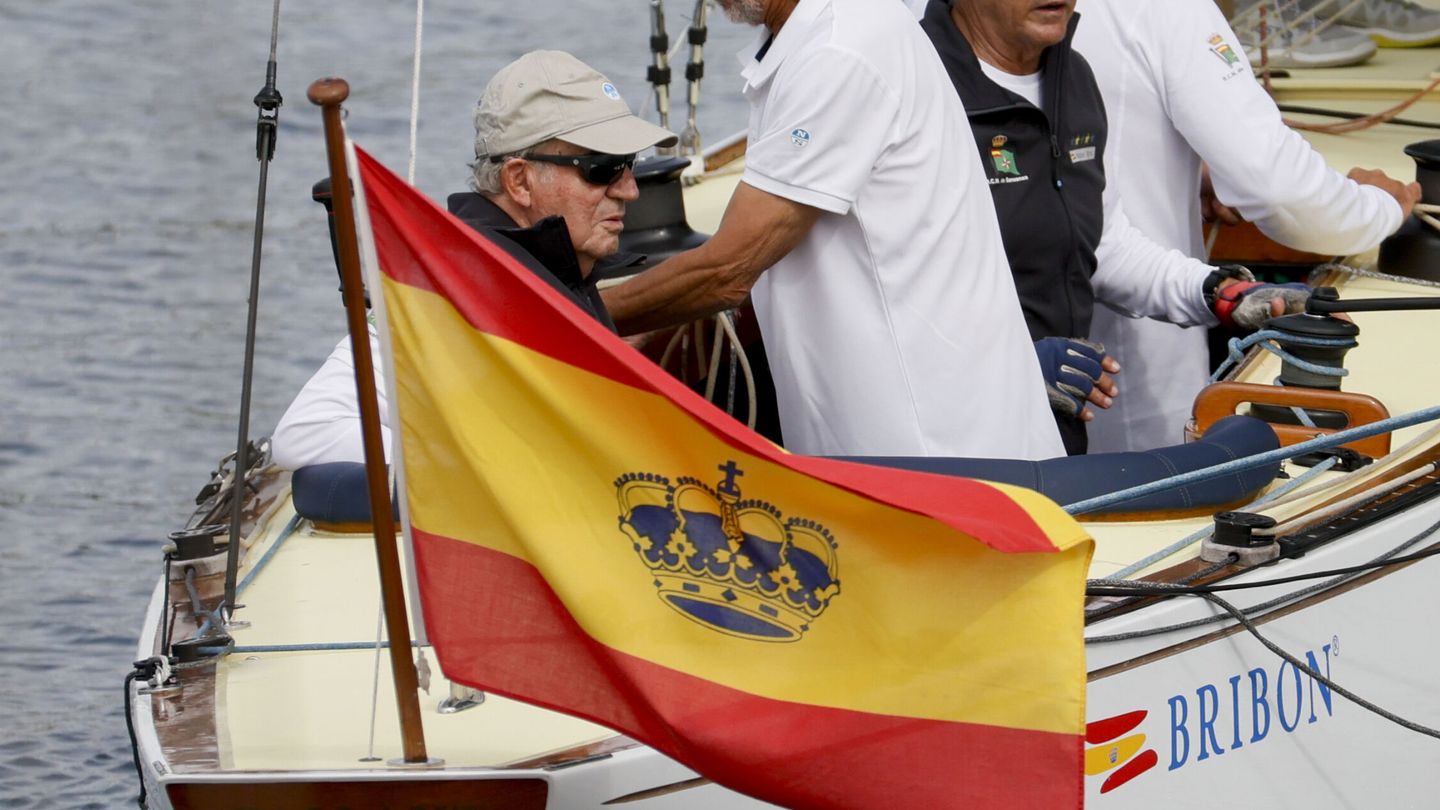 El rey Juan Carlos I a bordo del Bribón durante un entrenamiento. (EFE/Lavandeira jr) 