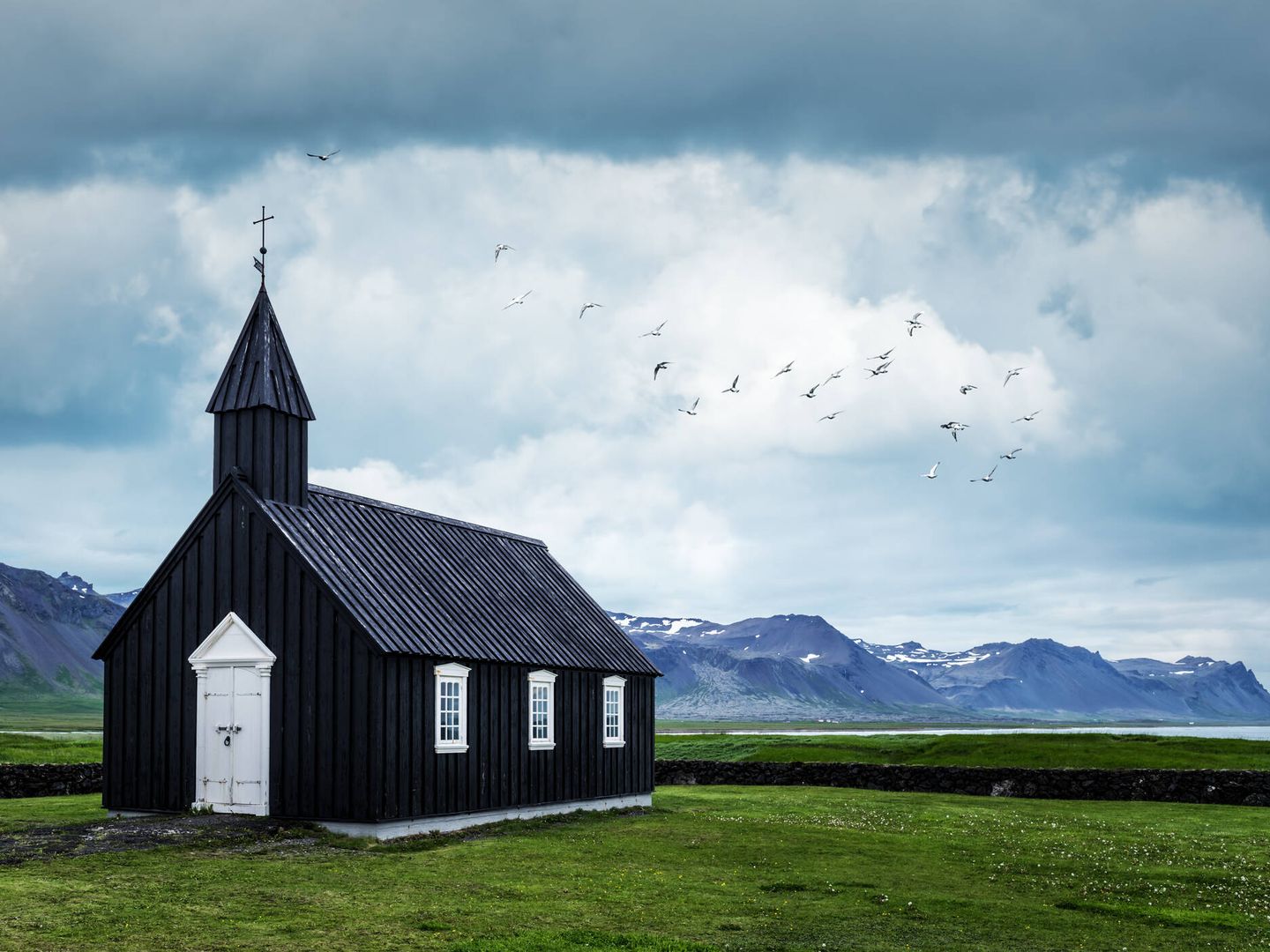 Iglesia negra de Budir en la península de Snaefellsnes (Fuente: iStock)