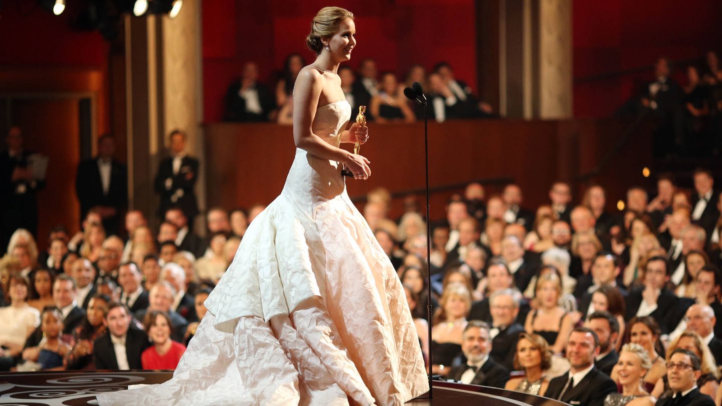Jennifer Lawrence recogiendo su Oscar en 2013 con un vestido de Dior. (Getty)