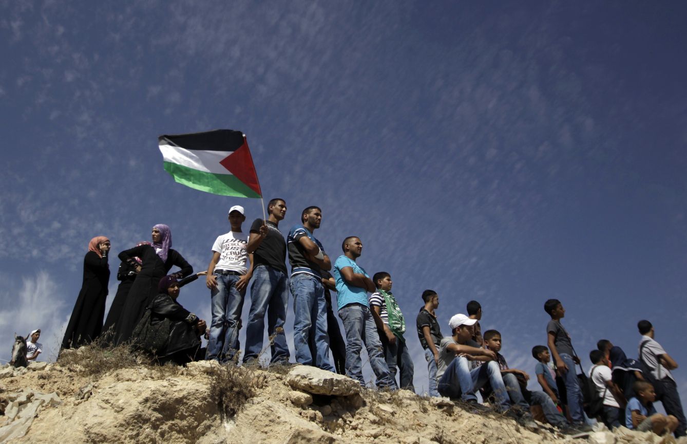 Un grupo de personas espera en Issawiya a prisioneros palestinos liberados (Reuters).