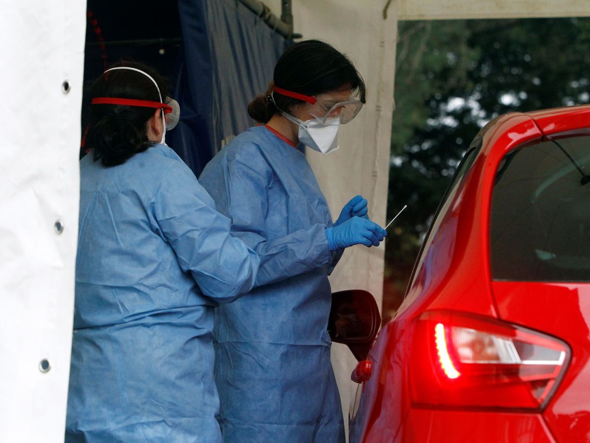 Foto: Test a trabajadores de un hospital de Ferrol en el coche. (EFE)