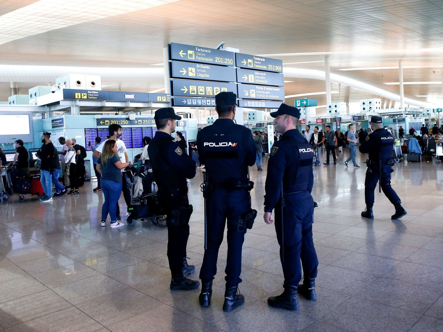 Agentes de Policía Nacional patrullan por el Aeropuerto de Barcelona, tras las protestas. (EFE)