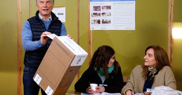 Foto: El presidente de Argentina, Mauricio Macri, vota en uno de los centros de votación asignados para las elecciones primarias en la ciudad de Buenos Aires. (EFE)
