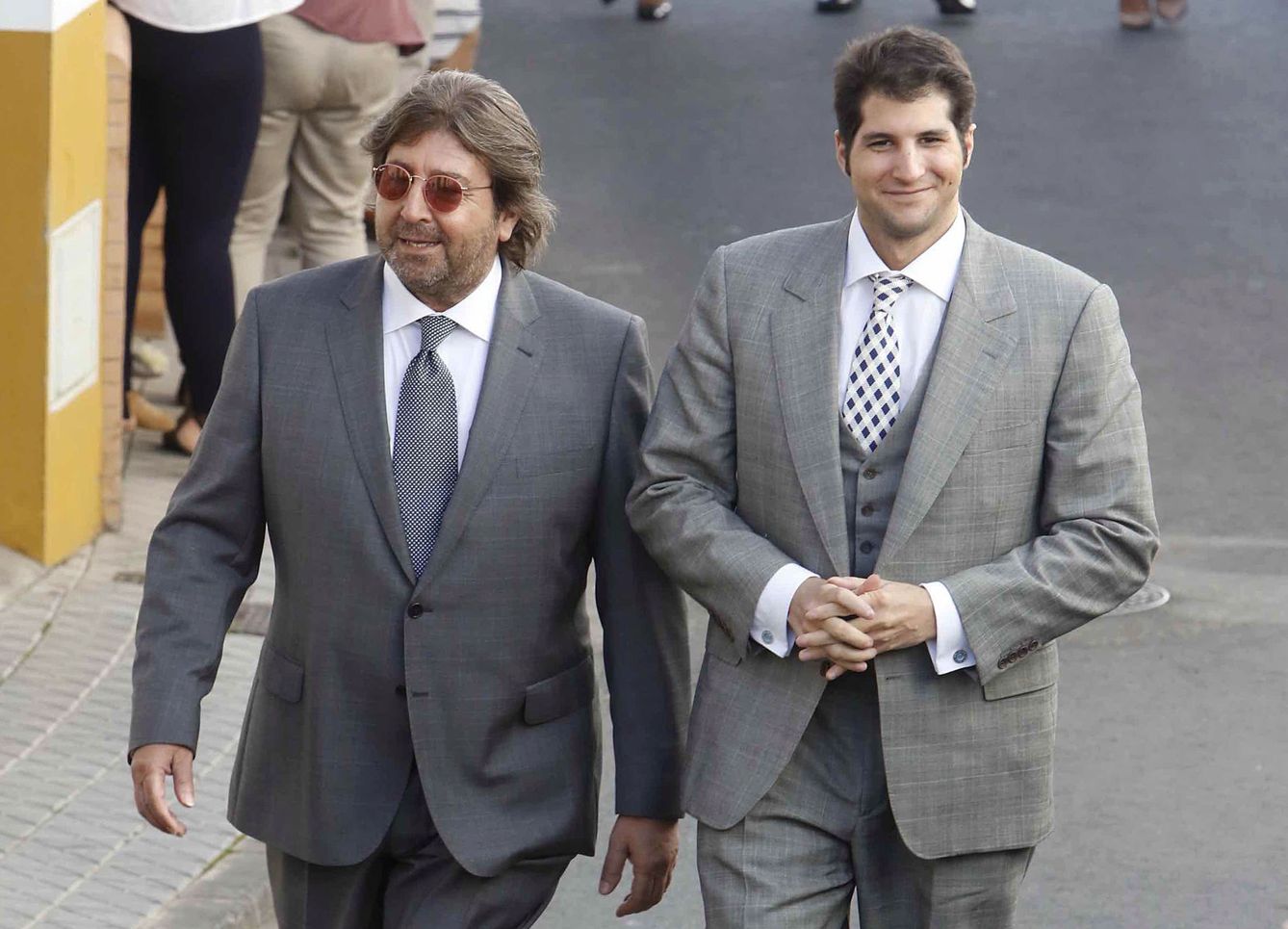 Julián Contreras y su padre llegando a la boda de Eva González y Cayetano Rivera (Gtres).