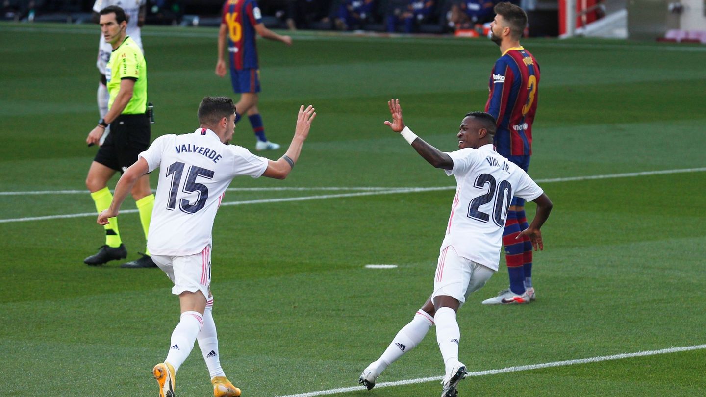 Vinícius Júnior y Federico Valverde celebran el gol del uruguayo en el Camp Nou, esta temporada. (Reuters)