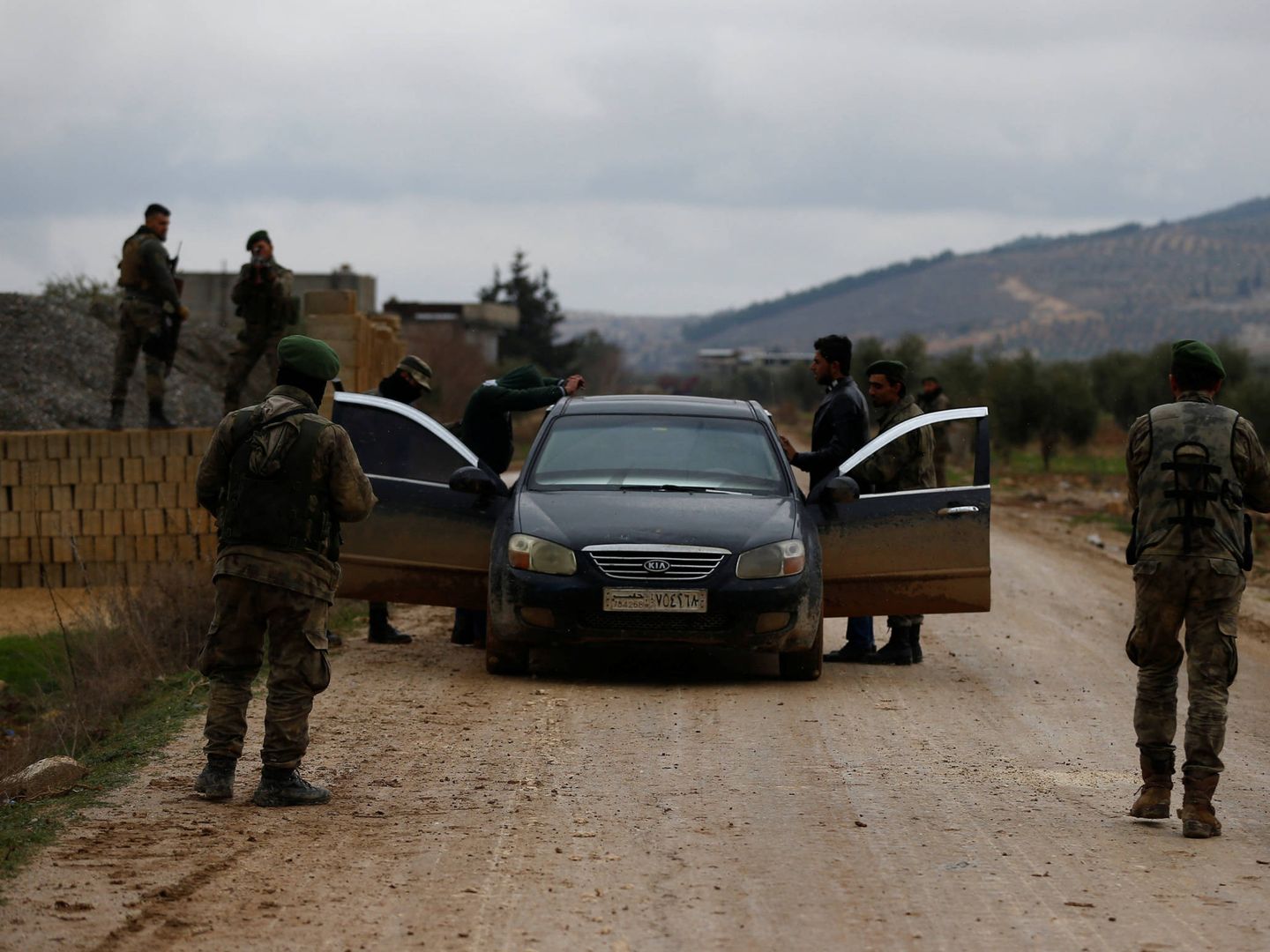 Milicianos del Ejército Libre Sirio, apoyados por Turquía, en un check-point en Azaz, Siria. (Reuters)