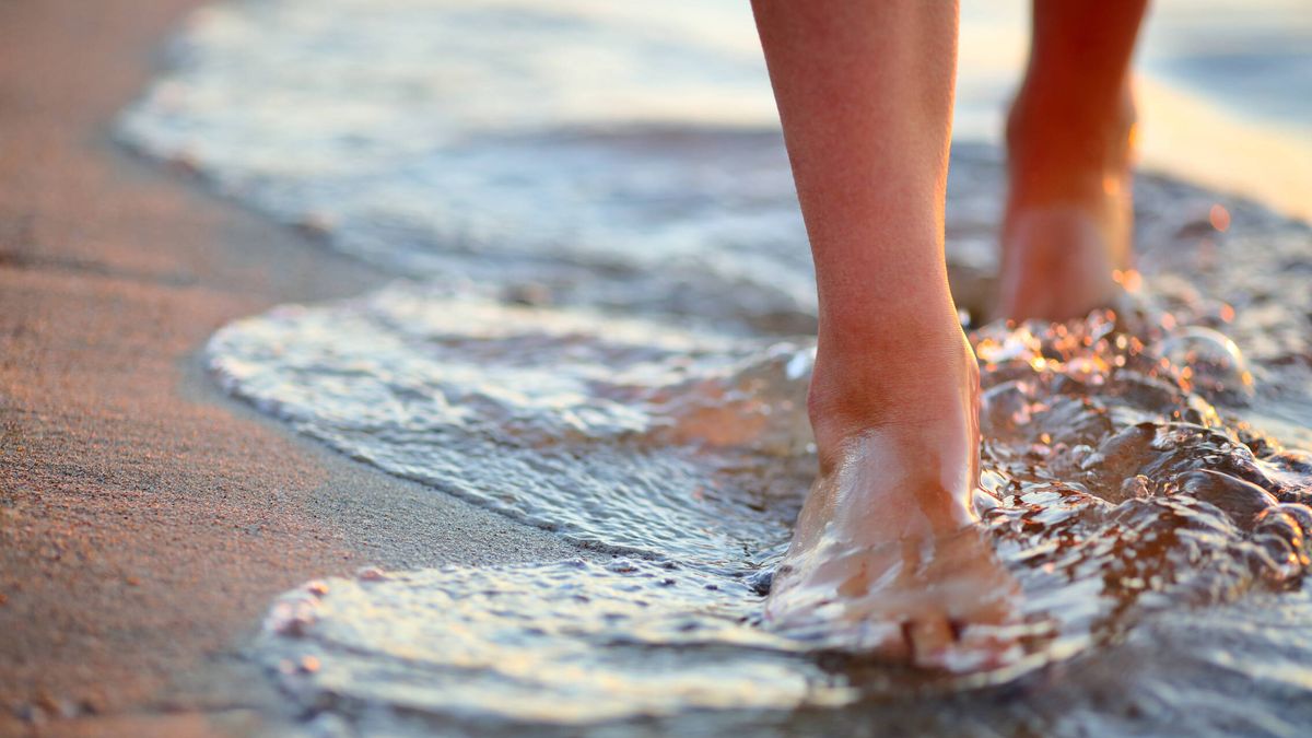 Los cinco beneficios de caminar descalzos por la playa