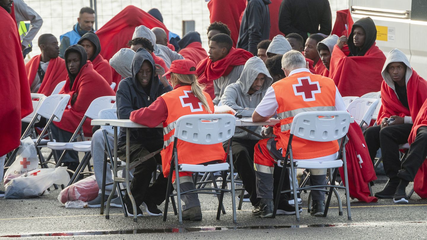 Inmigrantes llegados Canarias son atendidos por la Cruz Roja. (EFE/Adriel Perdomo)