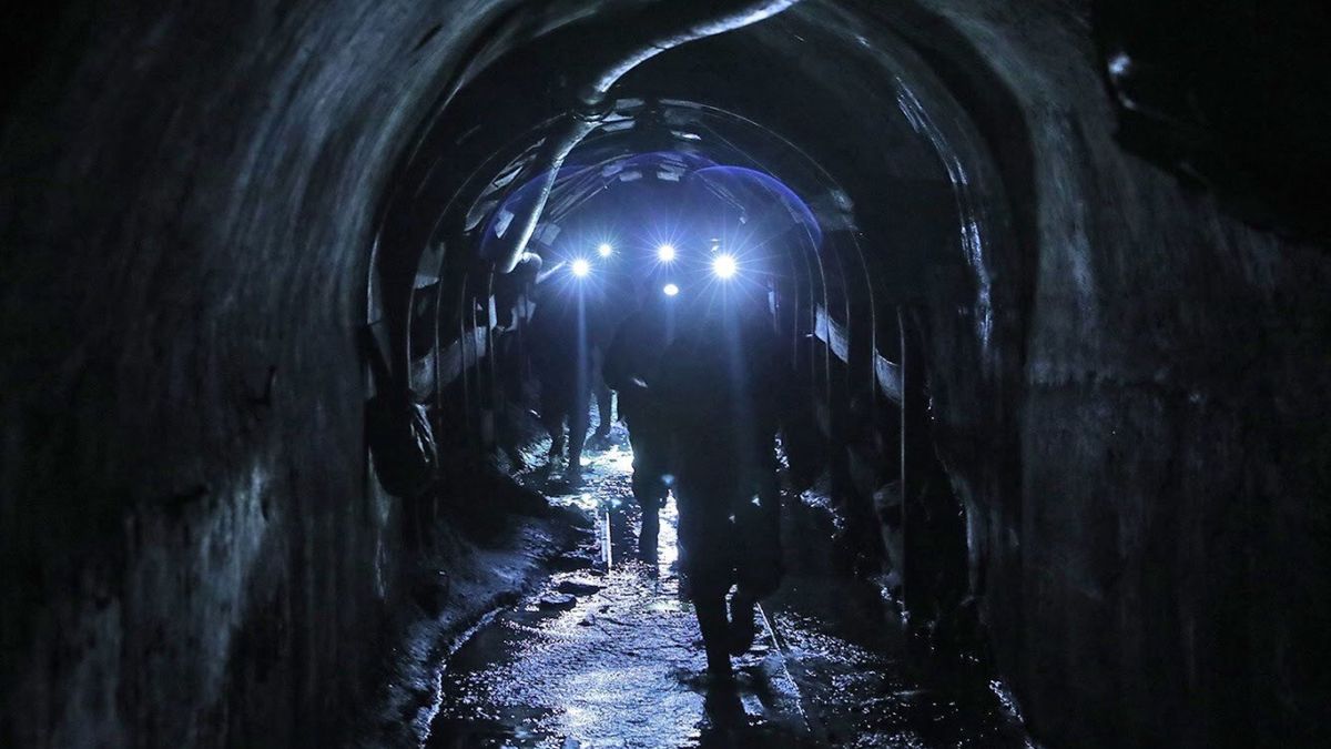 Rescatan a dos mineros atrapados en un pozo de Asturias haciendo rápel