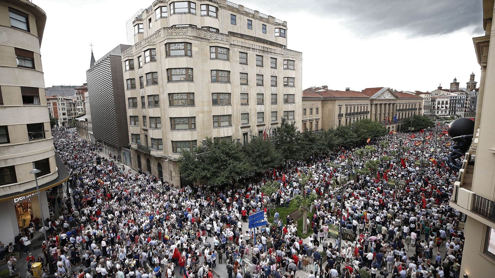 Foto: Miles de personas durante la manifestación llevada a cabo este sábado. (EFE)