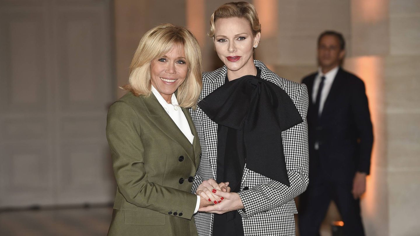 Brigitte Macron y Charlene de Mónaco, en París. (Cordon Press)