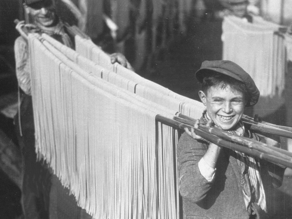 Foto: Un chico llevando pasta en Nápoles, Italia, en 1929. (Getty/Fox Photos)