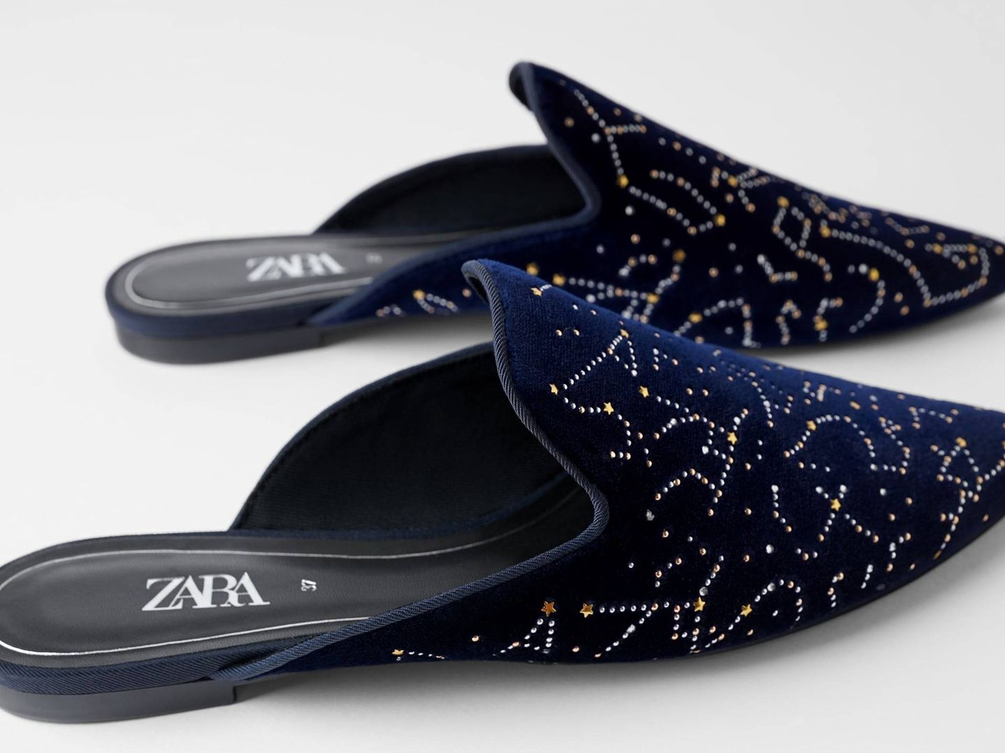 Zapatos mule con constelaciones. (Cortesía)