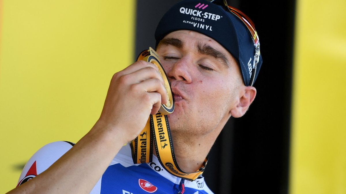 Jakobsen triunfa en el día de los sustos y Van Aert es el nuevo líder del Tour de Francia