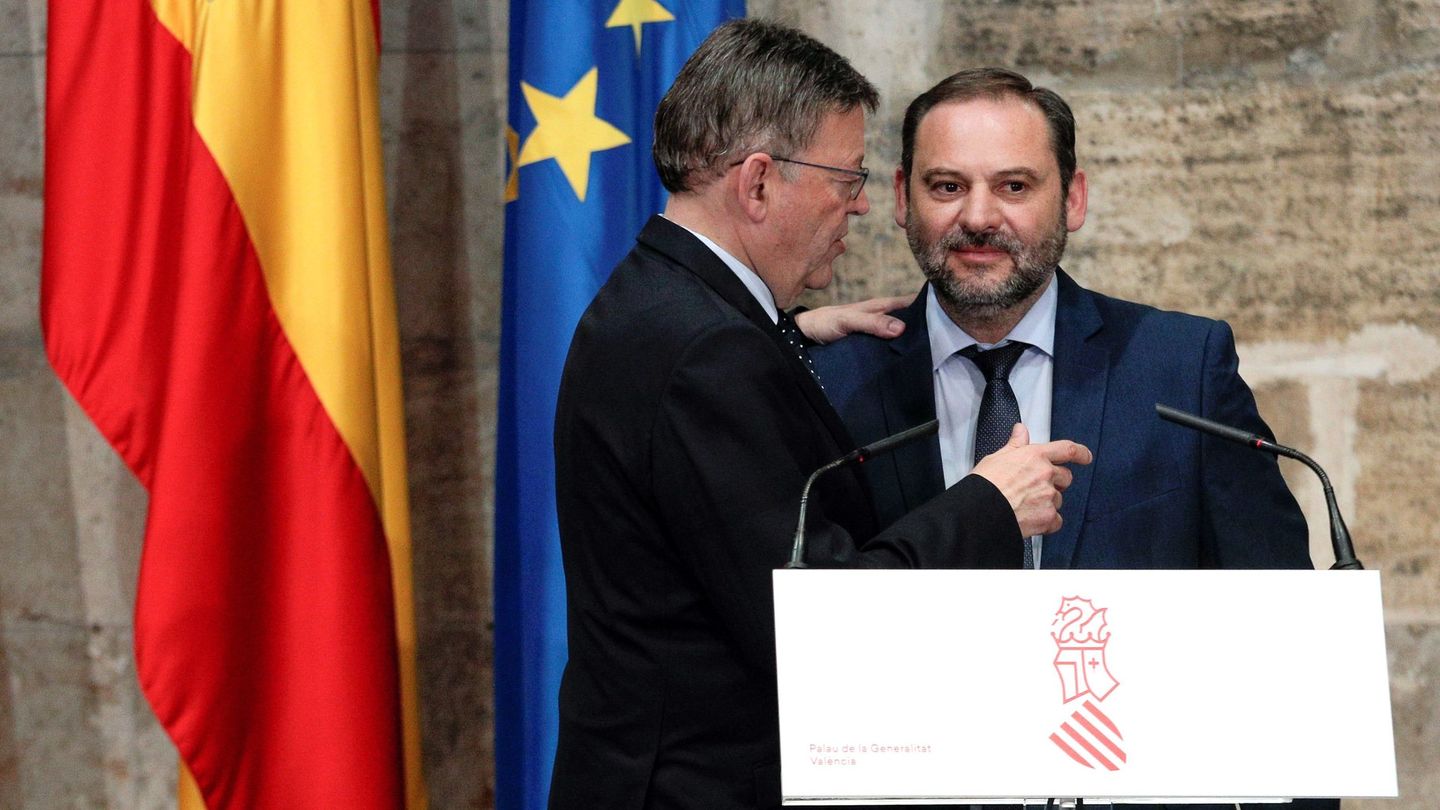 El ministro de Fomento, José Luis Ábalos (d), conversa con president de la Generalitat, Ximo Puig (i), al finalizar el acto de la firma de un convenio de materia de vivienda. (EFE)
