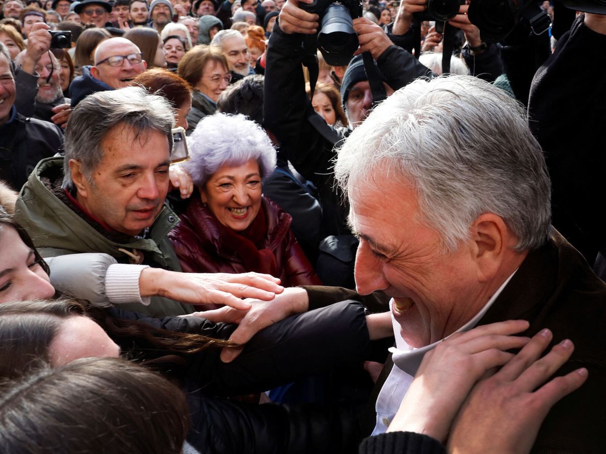 Foto: Joseba Asiron, tras ser elegido alcalde de Pamplona. (Reuters/Vincent West)