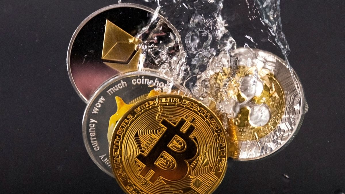 El descalabro de las criptos: ethereum pierde un 20% tras su fusión y el bitcoin cerca de perder los 18.500 dólares