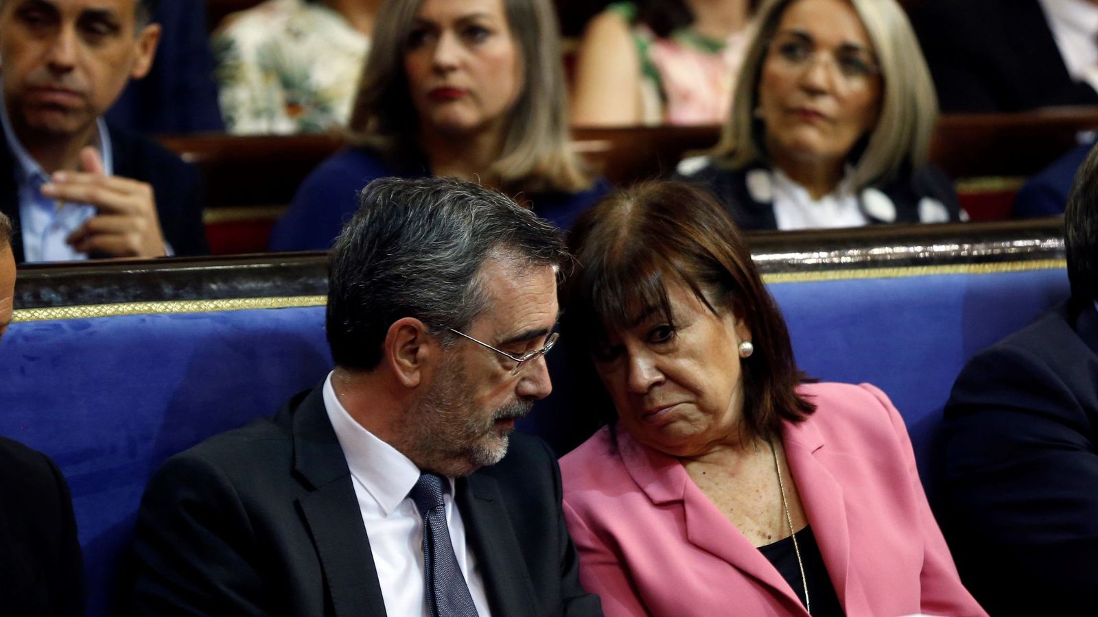 Foto:  La presidenta del PSOE, Cristina Narbona, conversa con el senador electo Manuel Cruz, durante la constitución del Senado. (EFE)