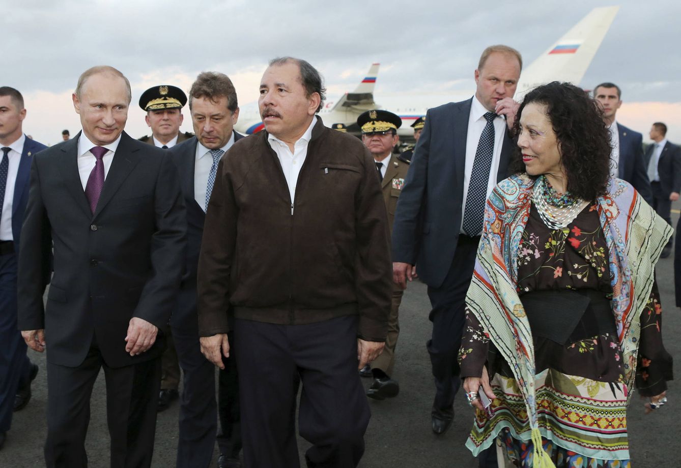 Ortega y su mujer reciben al presidente Putin en Managua, en julio de 2014. (Reuters)