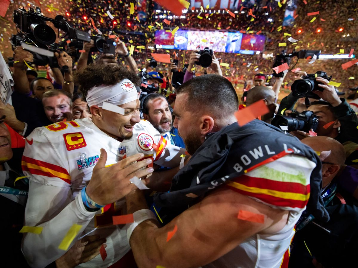 Foto: Patrick Mahomes celebra junto a Travis Kelce tras ganar la Super Bowl. (Reuters/Mark J. Rebilas/USA Today Sports)