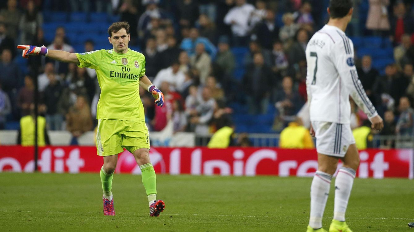 Foto: Iker Casillas indica a Cristiano que vaya a saludar al Bernabéu. (EFE)