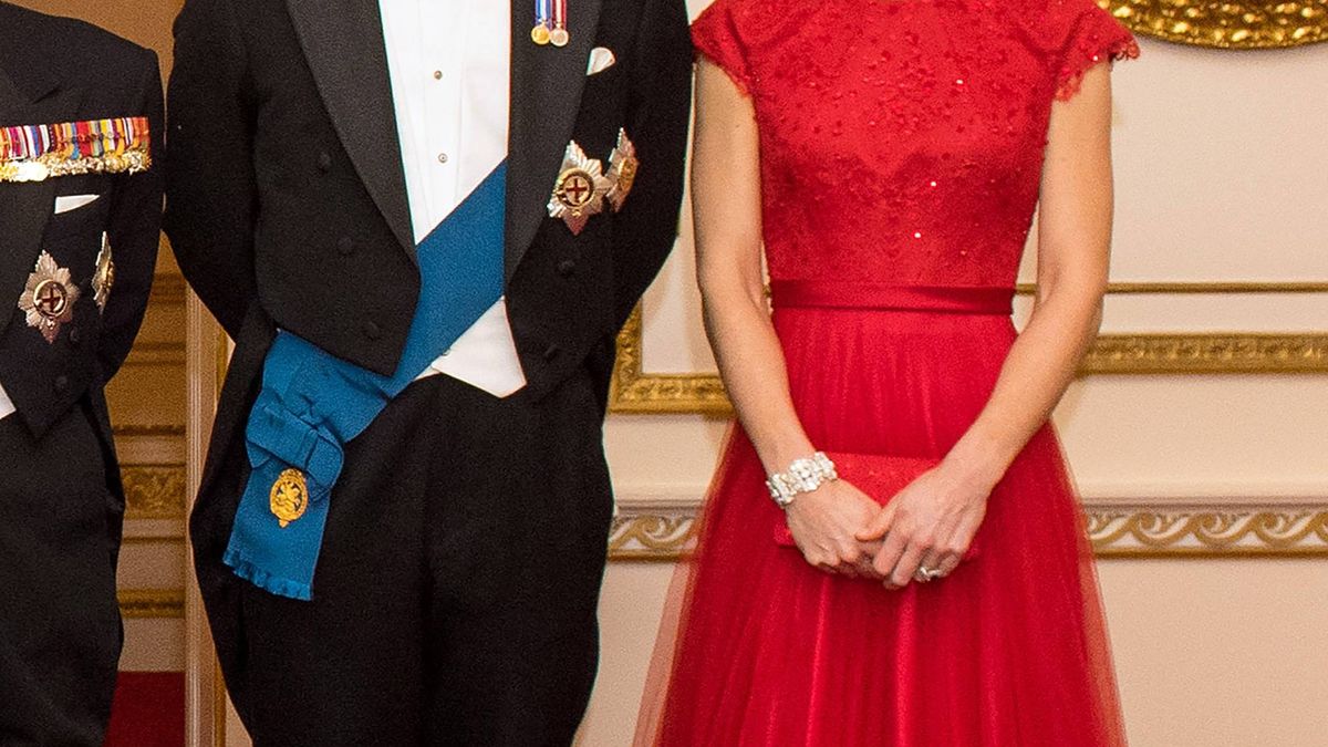 Esta foto vale su peso en diamantes, perlas y zafiros: analizamos las joyas de Kate Middleton e Isabel II