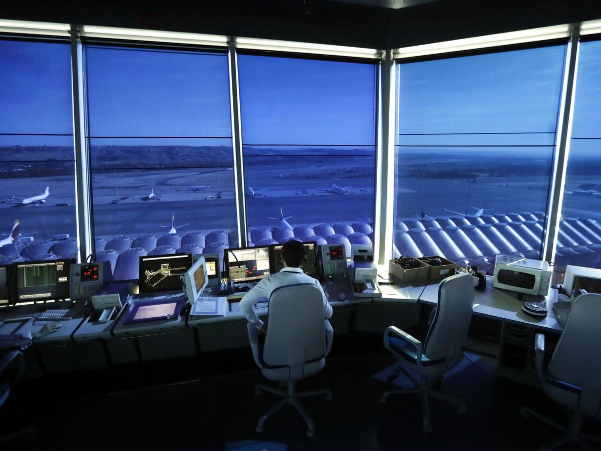 Foto: Foto de recurso de una torre de control en un aeropuerto español. (EFE/Juan Carlos Hidalgo)