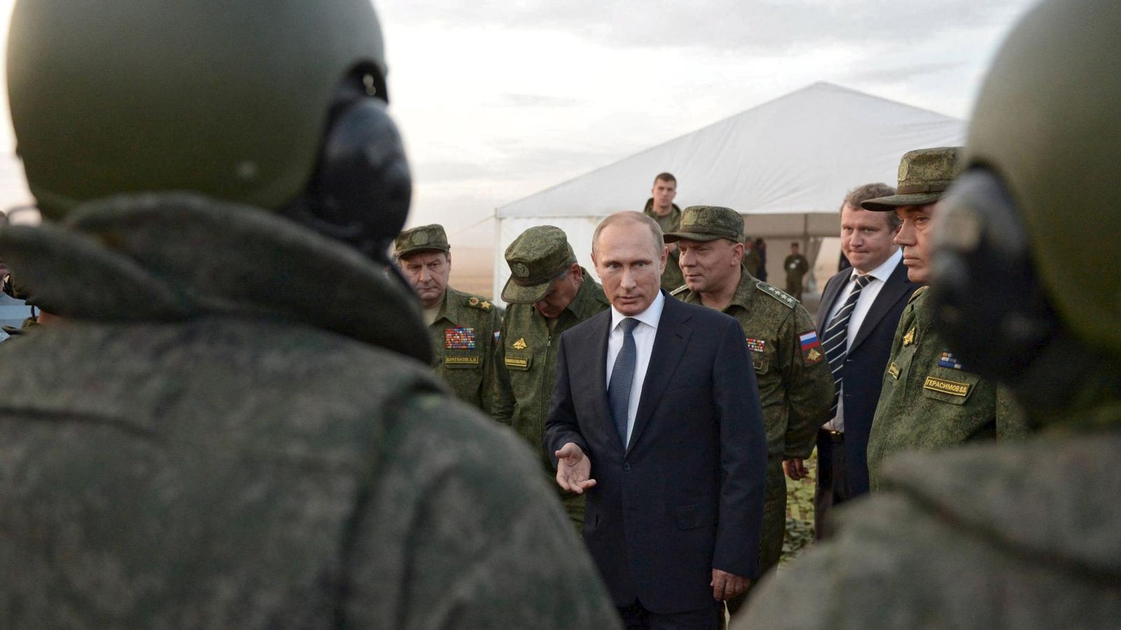 Foto: El presidente ruso, Vladimir Putin, habla con soldados rusos durante unas maniobras en la región de Orenburg, Rusia, el 19 de septiembre de 2015. (Reuters)